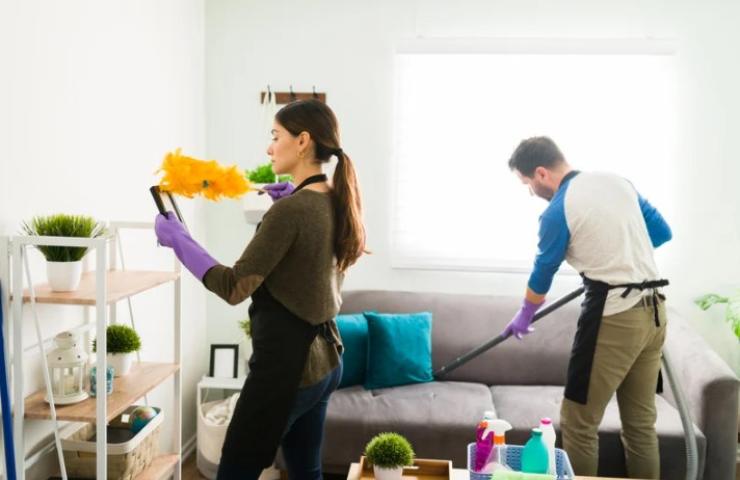 Coppia svolge le faccende domestiche dopo le vacanze 