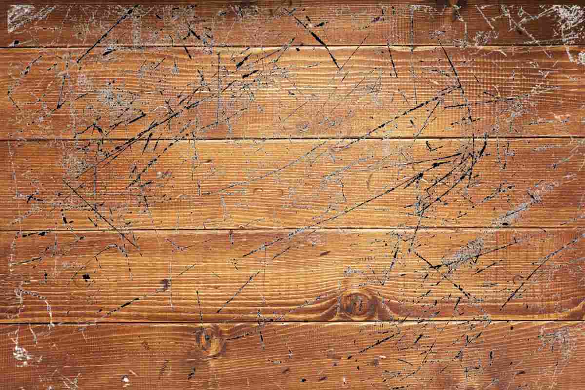 Pavimento legno graffiato 