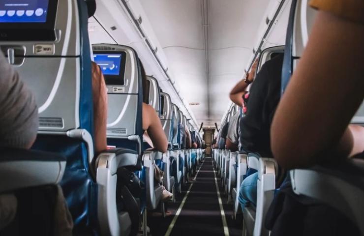 persone sedute in aereo