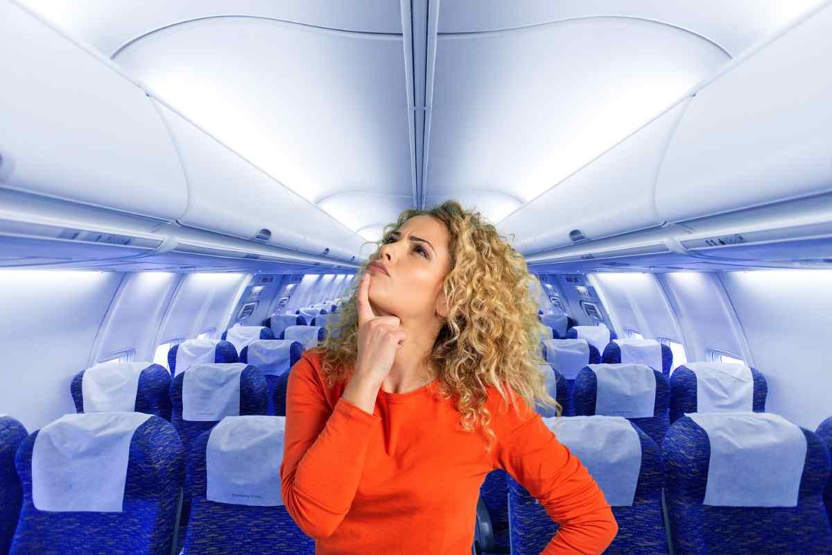 Donna indecisa sul posto scelto in aereo