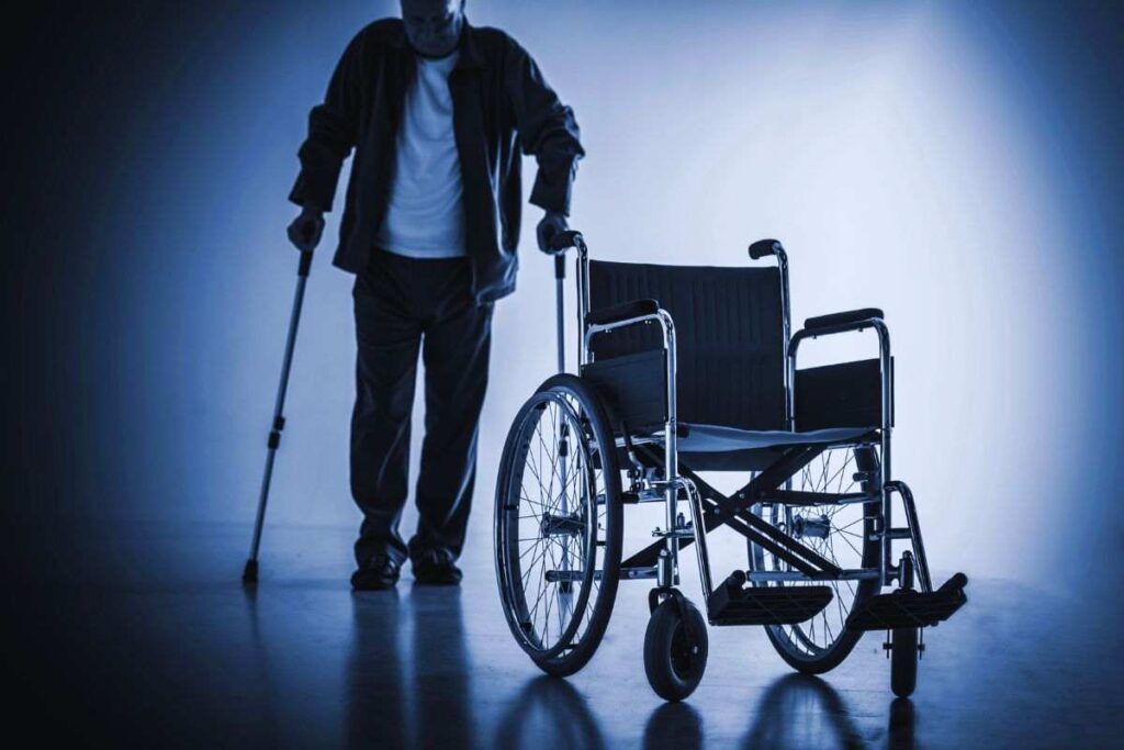 persona disabile in piedi e carrozzina