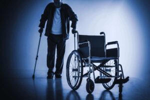 persona disabile in piedi e carrozzina
