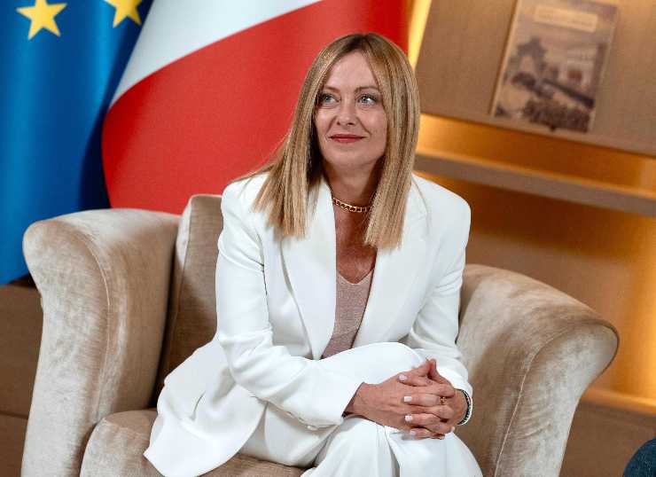 giorgia meloni seduta su una poltrona