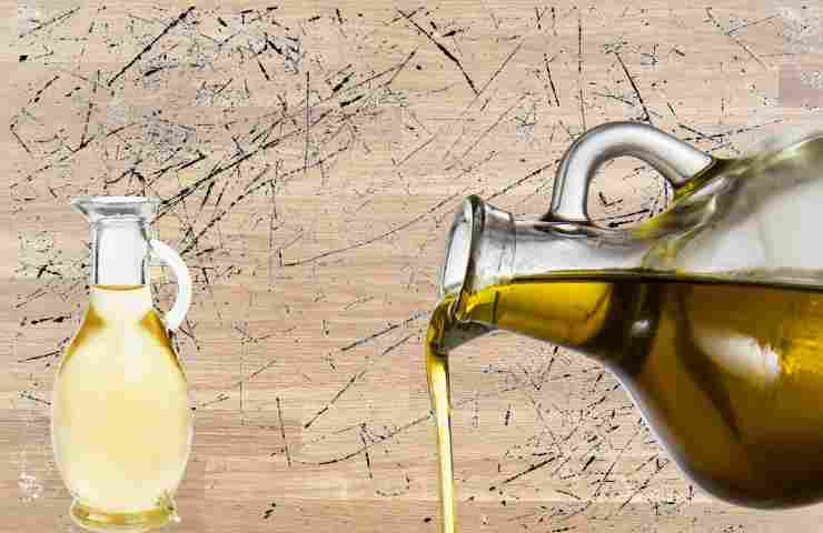 Pavimento rovinato dai grraffi pulito con olio e aceto 