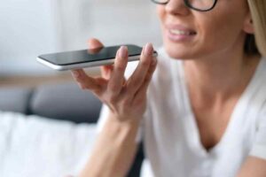 donna che manda vocale con smartphone