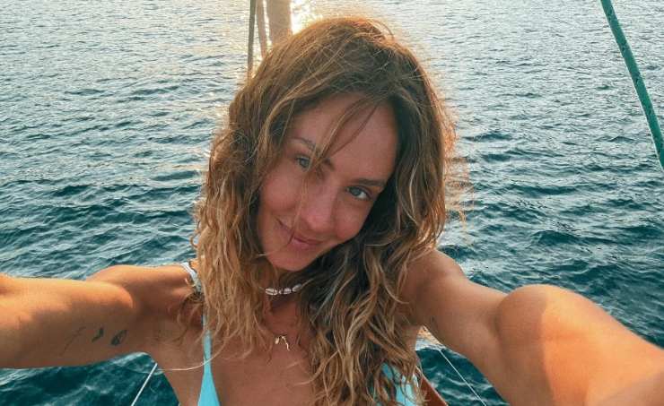 Primo piano Helena Prestes su una barca