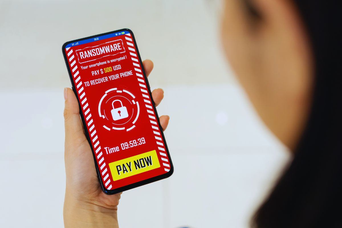 Ragazza che guarda schermata ransomware su smartphone