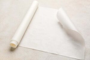 Rotolo carta da forno sul tavolo