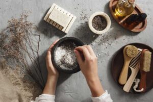 Persona intenta nella creazione di sali da bagno
