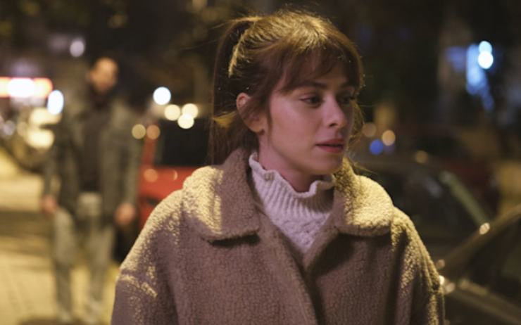 Ela che piange per strada in una scena di Innocence