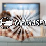 Persone davanti alla tv, logo Mediaset con raggi