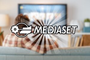 Persone davanti alla tv, logo Mediaset con raggi