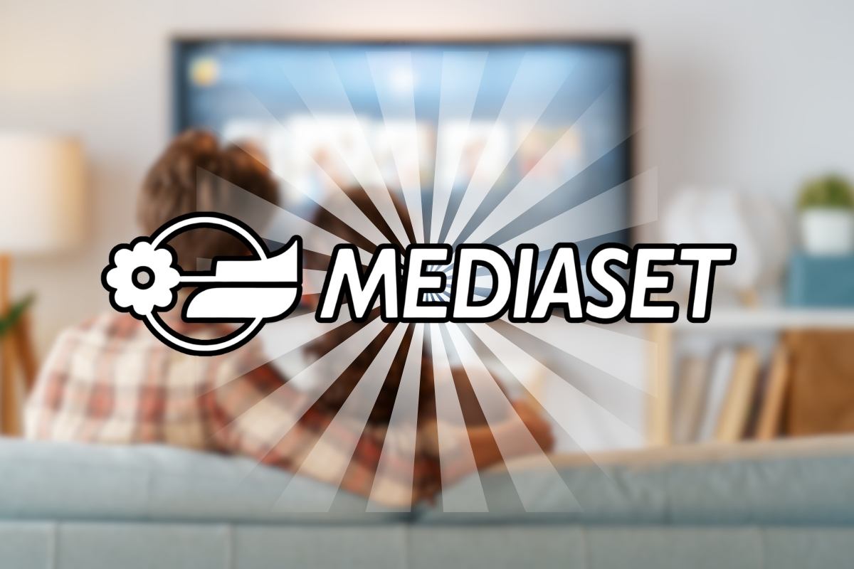 Persone davanti alla tv, logo Mediaset con raggi