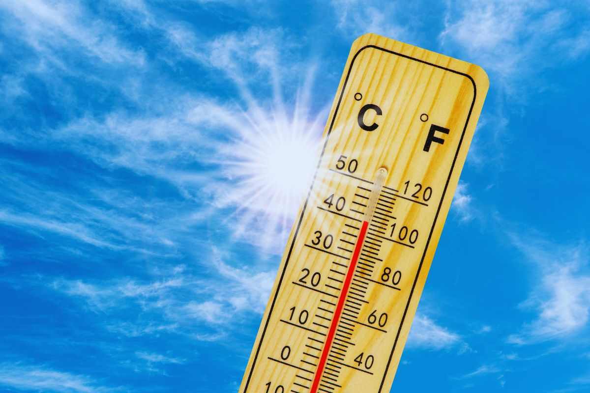 Sole che splende in cielo azzurro e termometro indicante i 40°C