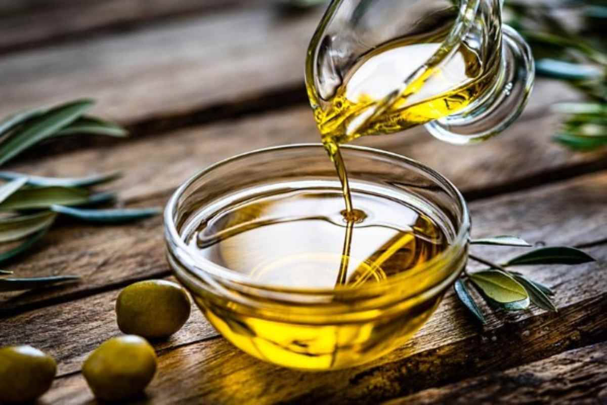 Olio d'oliva versato in una ciotola