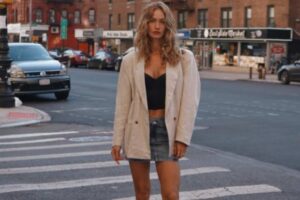 Helena Prestes in posa in una delle vie più iconiche di NY