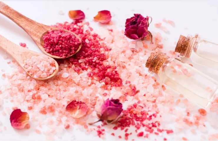 Sali da bagno colorati mischiati con fiori