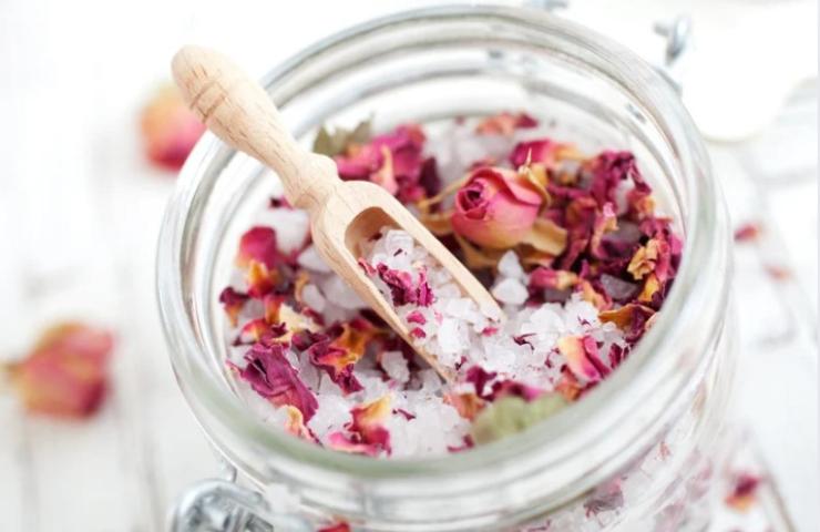 Barattolo con sali da bagno misti a fiori e oli essenziali