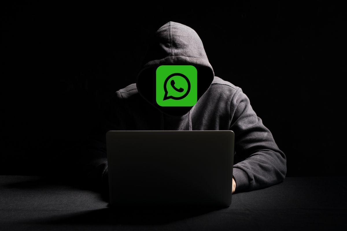Uomo incappucciato con logo WhatsApp al posto del viso