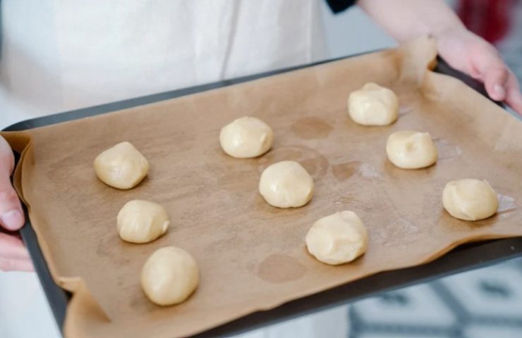 teglia con carta da forno e palline d'impasto