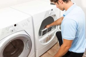 Uomo estrae il filtro dell'asciugatrice