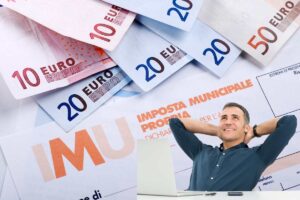 uomo seduto guarda felice verso banconote e documenti imu