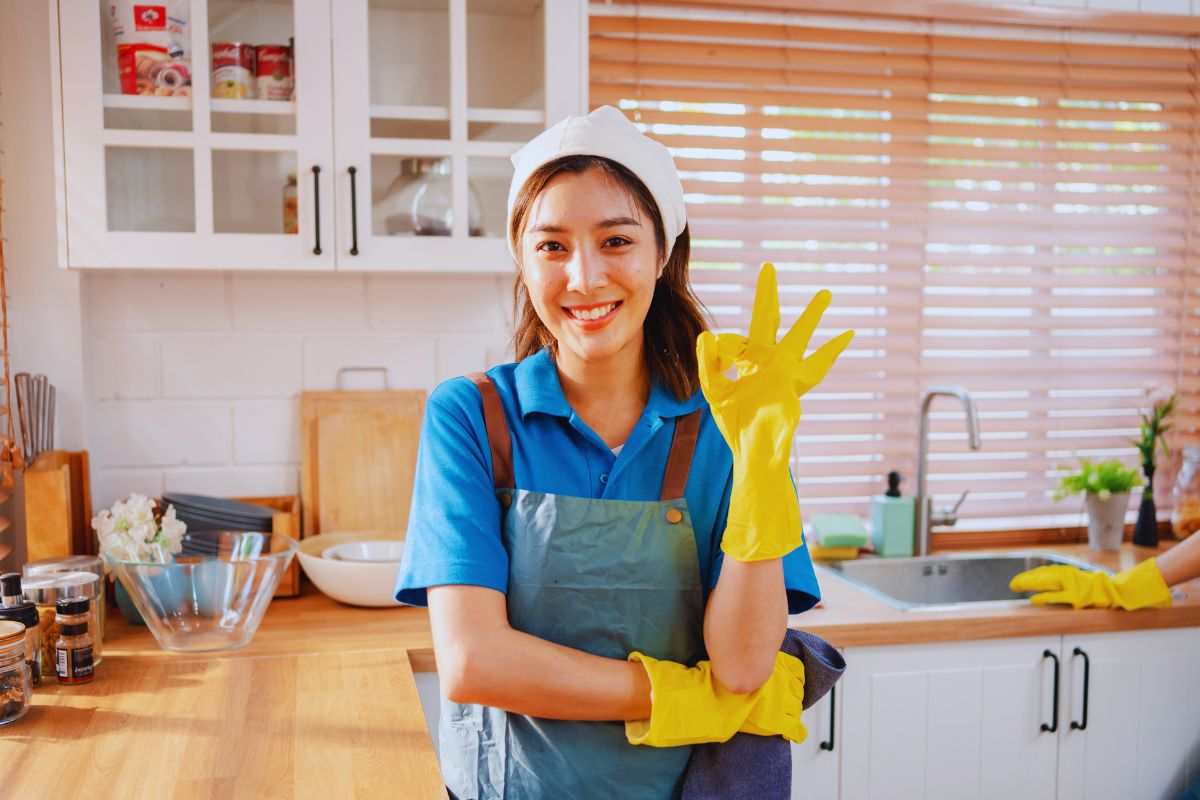 ragazza fa ok con la mano
