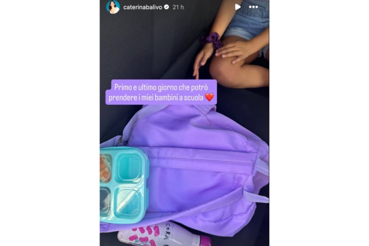 Storia Caterina Balivo con zaino, portamerenda borraccia, bambina