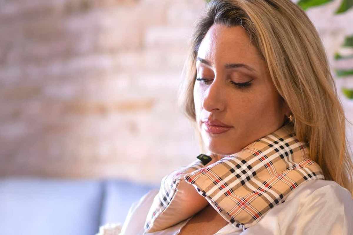 Donna con cuscino termico sul collo