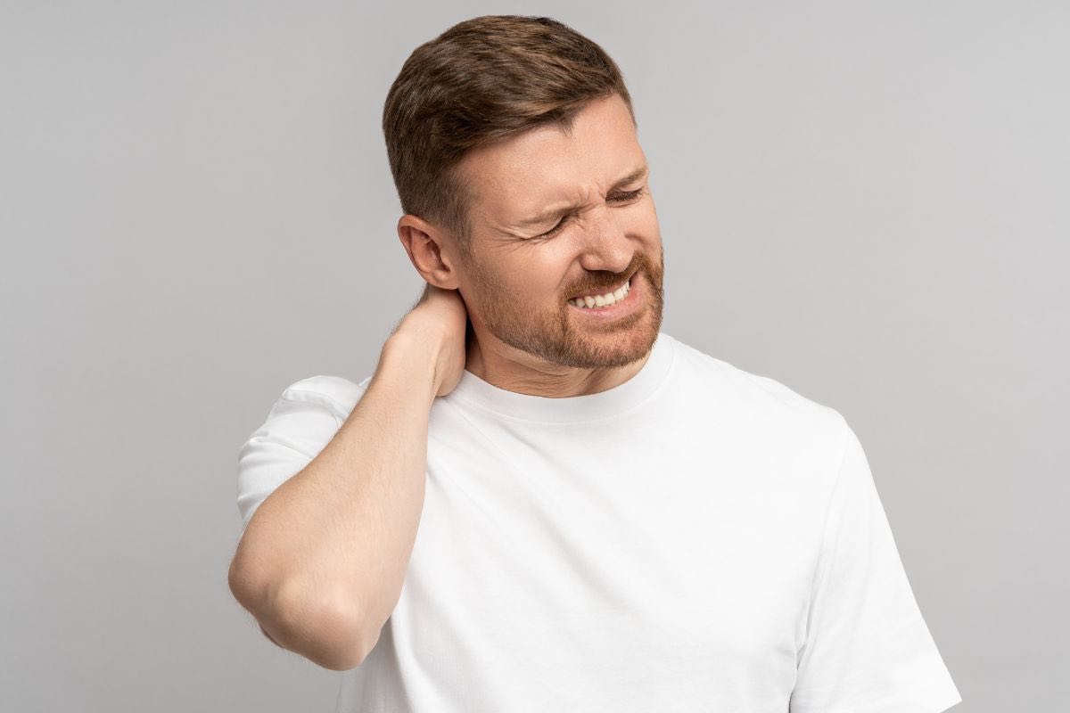 Uomo che accusa dolore cervicale