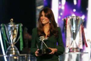 kate middletone con un premio