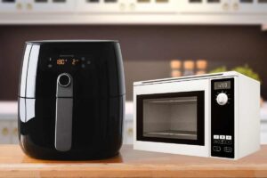 friggitrice ad aria e un microonde sul piano della cucina