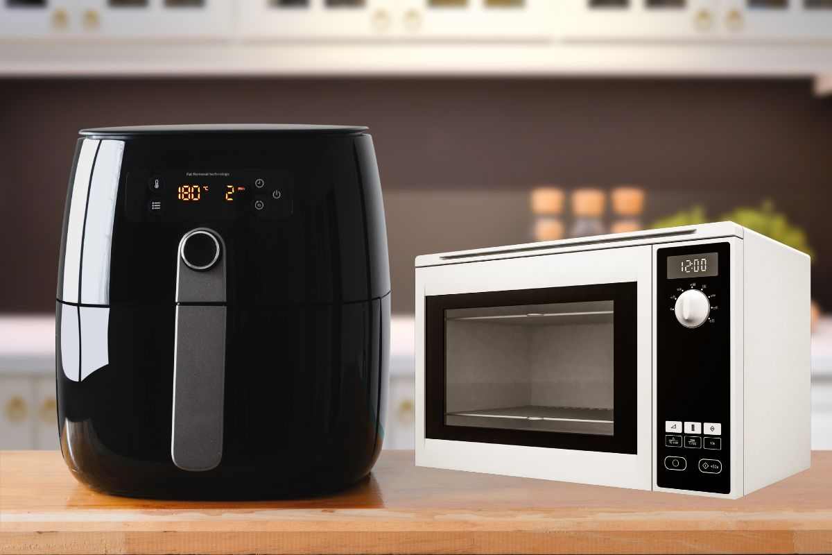 friggitrice ad aria e un microonde sul piano della cucina