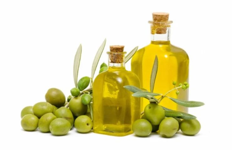 Bottiglie d'olio con olive