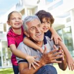 nonno con nipoti