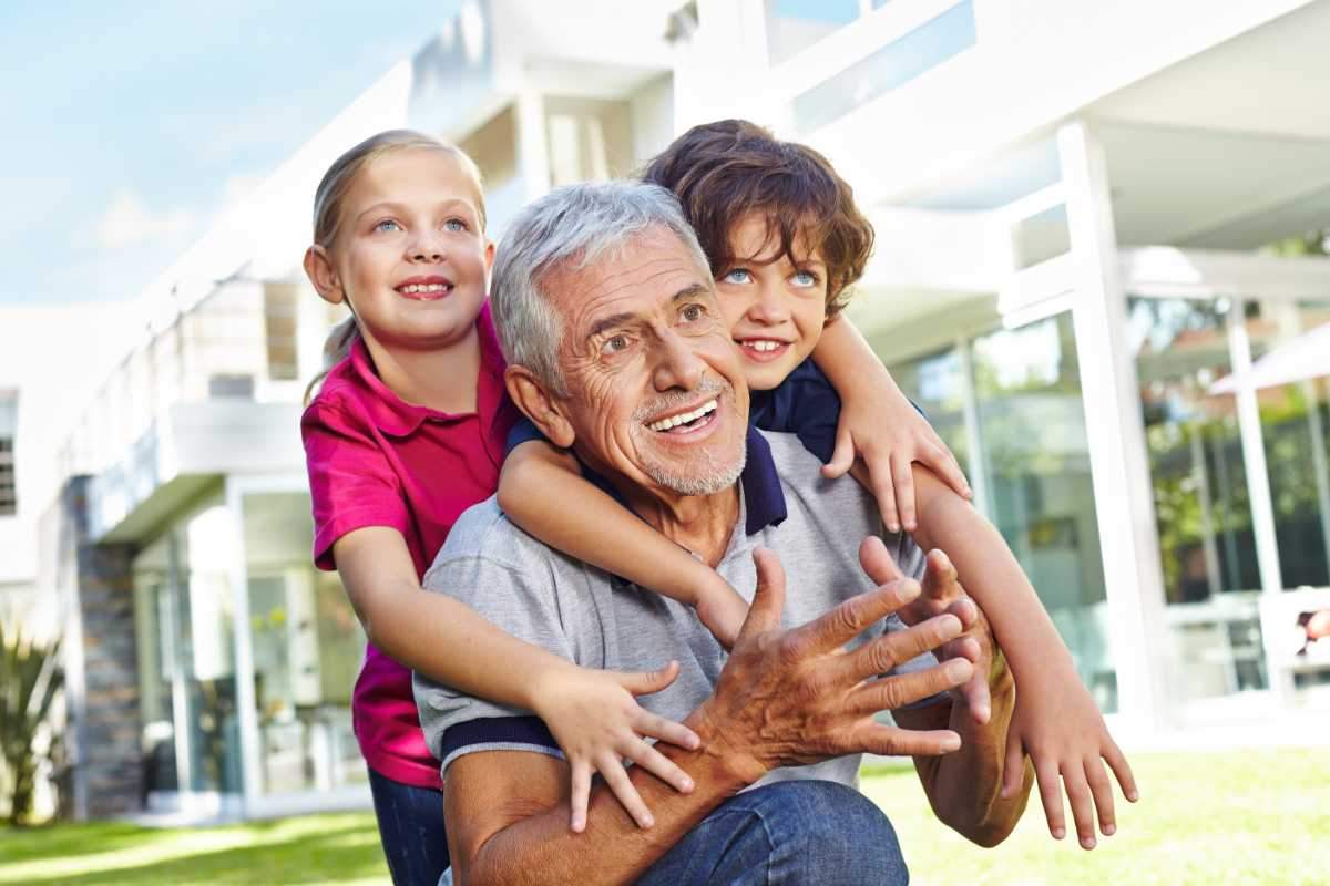nonno con nipoti