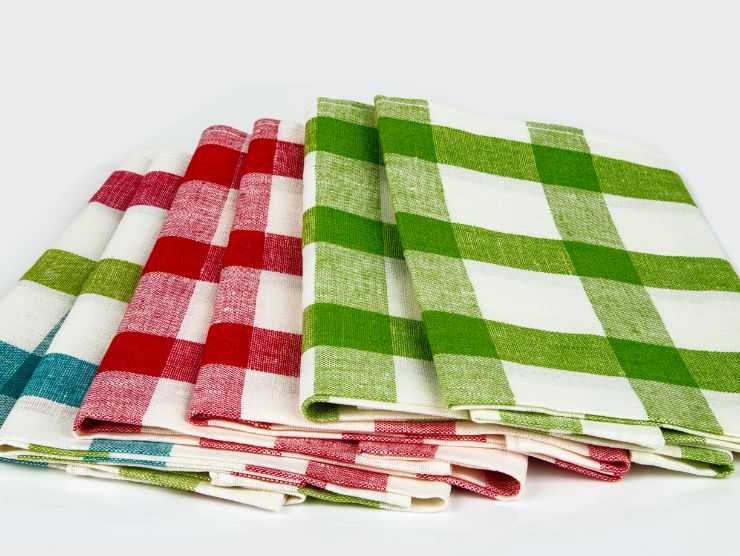 set di strofinacci colorati e piegati